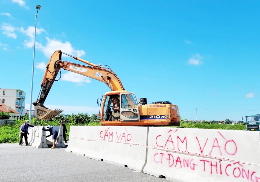 Các nhà thầu thi công rào chắn cứng lối từ đường Phạm Văn Đồng, Đồ Sơn vào tuyến đường ven biển Hải Phòng - Thái Bình Các nhà thầu thi công rào chắn cứng lối từ đường Phạm Văn Đồng, Đồ Sơn vào tuyến đường ven biển Hải Phòng - Thái Bình