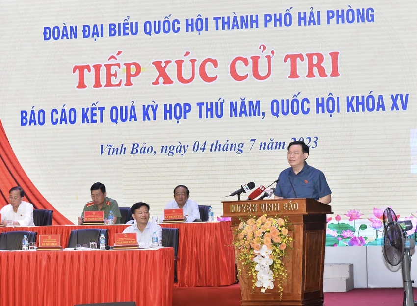 Chủ tịch Quốc hội Vương Đình Huệ trả lời các kiến nghị của cử tri. Chủ tịch Quốc hội Vương Đình Huệ trả lời các kiến nghị của cử tri.