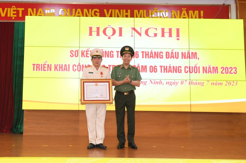 Thứ trưởng Lê Văn Tuyến trao huân chương Chiến công hạng nhất cho Thiếu tướng Đinh Văn Nơi, Giám đốc Công an tỉnh Quảng Ninh. Ảnh: Cổng an tỉnh Quảng Ninh Thiếu tướng Đinh Văn Nơi