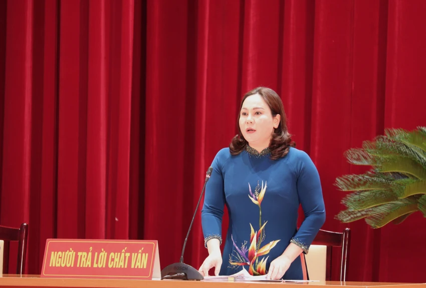 Bà Nguyễn Thị Hiền, Giám đốc Sở Công thương tỉnh Quảng Ninh trả lời chất vấn. Ảnh: Báo Quảng Ninh Bà Nguyễn Thị Hiền, Giám đốc Sở Công thương tỉnh Quảng Ninh trả lời chất vấn. Ảnh: Báo Quảng Ninh