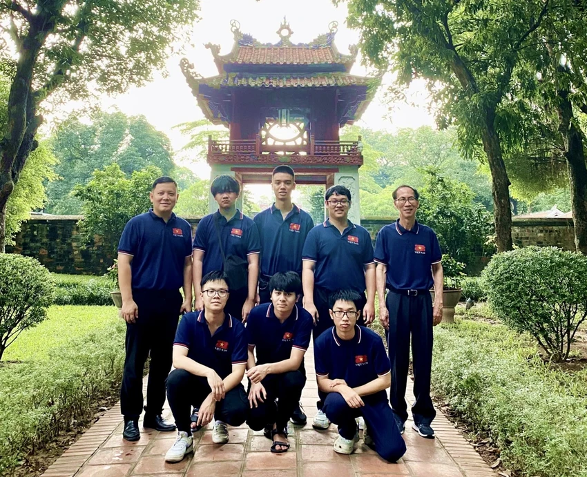 Nguyễn An Thịnh (ngoài cùng bên phải hàng dưới) cùng đồng đội, thầy giáo trước ngày lên đường thi IMO. Ảnh: Gia đình cung cấp Nguyễn An Thịnh (ngoài cùng bên phải hàng dưới) cùng đồng đội, thầy giáo trước ngày lên đường thi IMO. Ảnh: Gia đình cung cấp