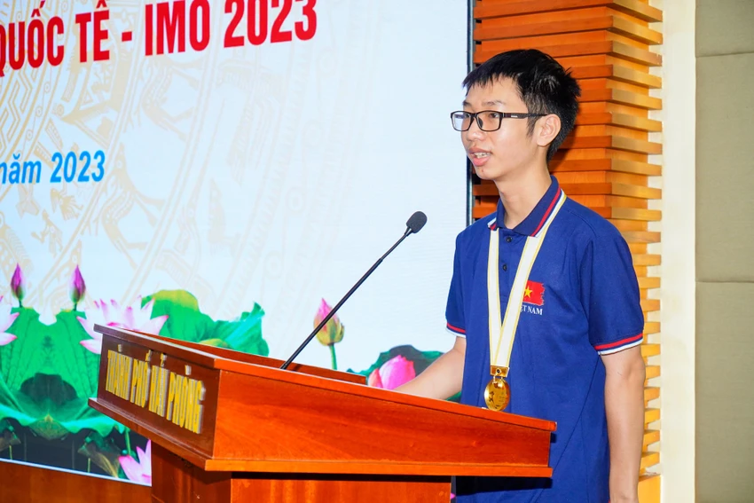 Em Nguyễn An Thịnh, người vừa giành huy chương vàng tại IMO 2023 phát biểu tại lễ biểu dương. Ảnh: Đàm Thanh Em Nguyễn An Thịnh, người vừa giành huy chương vàng tại IMO 2023 phát biểu tại lễ biểu dương. Ảnh: Đàm Thanh