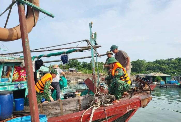 Cán bộ, chiến sĩ Đồn Biên phòng Cửa khẩu cảng Vạn Gia (BĐBP tỉnh Quảng Ninh) giúp dân gia cố lồng bè nuôi thủy sản. Cán bộ, chiến sĩ Đồn Biên phòng Cửa khẩu cảng Vạn Gia (BĐBP tỉnh Quảng Ninh) giúp dân gia cố lồng bè nuôi thủy sản.