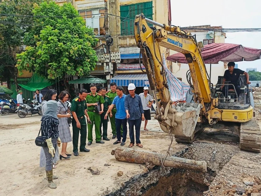Khẩu súng thần công được tìm thấy trong quá trình đào đường thực hiện dự án chỉnh trang sông Tam Bạc giai đoạn 2 Khẩu súng thần công được tìm thấy trong quá trình đào đường thực hiện dự án chỉnh trang sông Tam Bạc giai đoạn 2