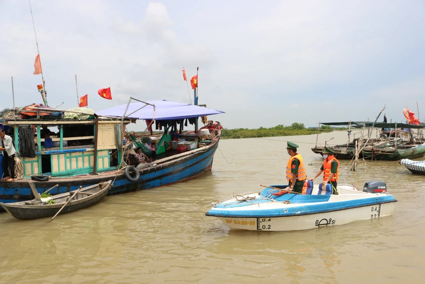 Bộ đội Biên phòng tỉnh Thái Bình kêu gọi tàu thuyền vào nơi tránh trú bão an toàn. Bộ đội Biên phòng tỉnh Thái Bình kêu gọi tàu thuyền vào nơi tránh trú bão an toàn.