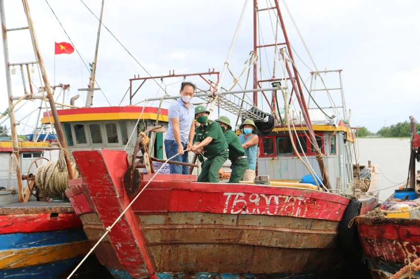 Bộ đội Biên phòng tỉnh Thái Bình hỗ trợ ngư dân neo đậu tàu thuyền tại khu tránh trú bão Bộ đội Biên phòng tỉnh Thái Bình hỗ trợ ngư dân neo đậu tàu thuyền tại khu tránh trú bão