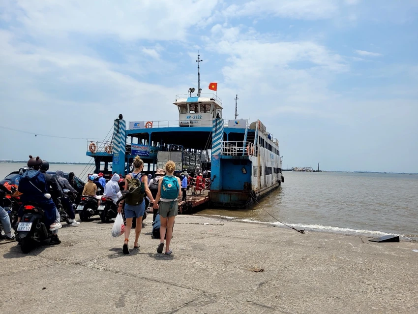 Du khách rời đảo Cát Bà trong ngày 17-8, sau khi có thông báo dừng tuyến phà Gót - Cái Viềng để phòng, chống bão Du khách rời đảo Cát Bà trong ngày 17-8, sau khi có thông báo dừng tuyến phà Gót - Cái Viềng để phòng, chống bão