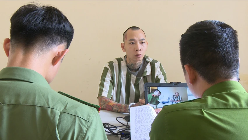Ngô Văn Tùng tại cơ quan điều tra. Ảnh: CACC Ngô Văn Tùng tại cơ quan điều tra. Ảnh: CACC