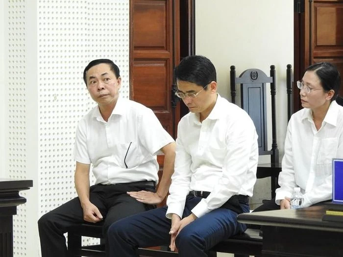 Cựu phó chủ tịch UBND tỉnh Quảng Ninh Phạm Văn Thành (giữa) cùng các bị cáo. Ảnh: MINH CƯỜNG