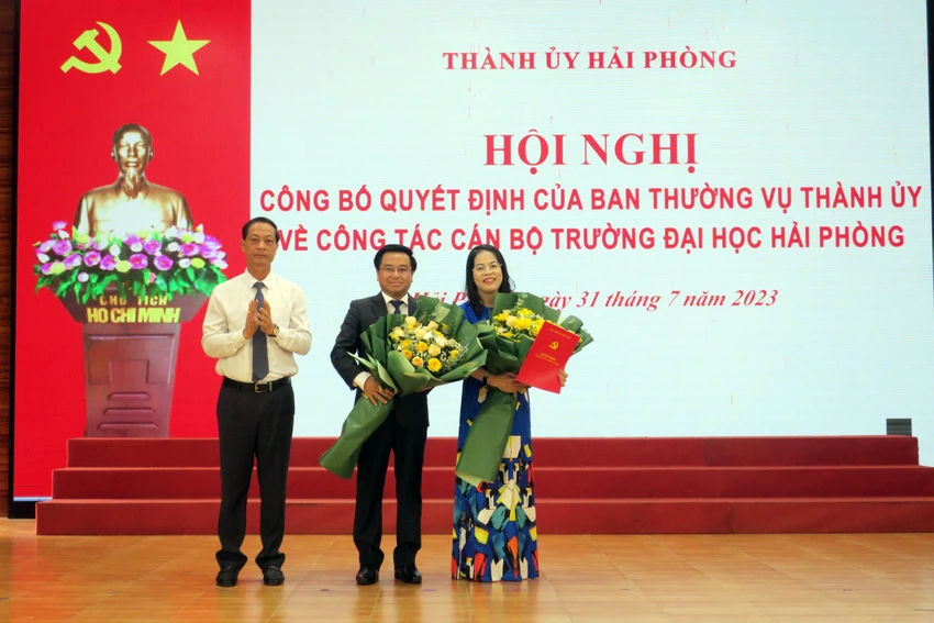 Phó bí thư Thường trực Thành uỷ Hải Phòng Đỗ Mạnh Hiến trao quyết định và tặng hoa chúc mừng ông Bùi Xuân Hải và bà Nguyễn Thị Hiên. Phó bí thư Thường trực Thành uỷ Hải Phòng Đỗ Mạnh Hiến trao quyết định và tặng hoa chúc mừng ông Bùi Xuân Hải và bà Nguyễn Thị Hiên.