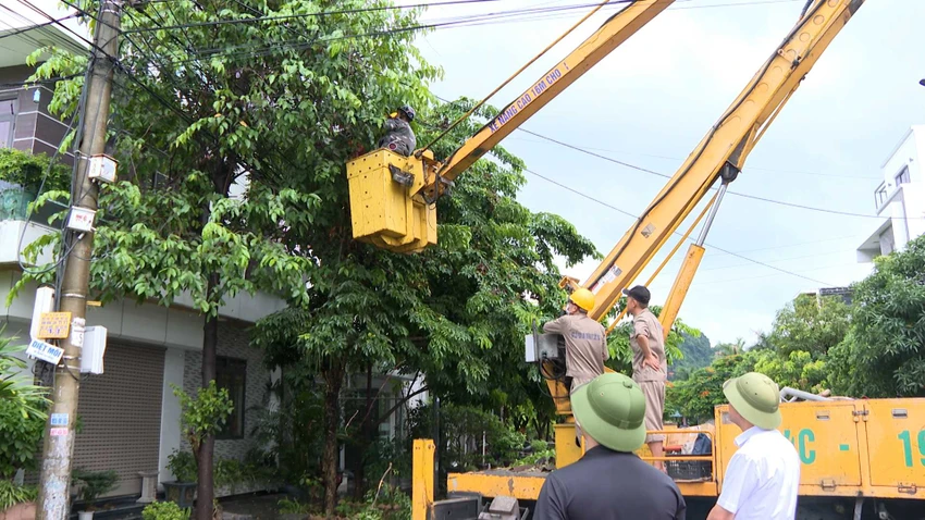 Lực lượng chức năng và phường Cẩm Sơn tiến hành hỗ trợ, di dời khẩn cấp các hộ dân cùng tài sản ra khỏi khu vực nguy hiểm. Ảnh: Cổng TTĐT Cẩm Phả
