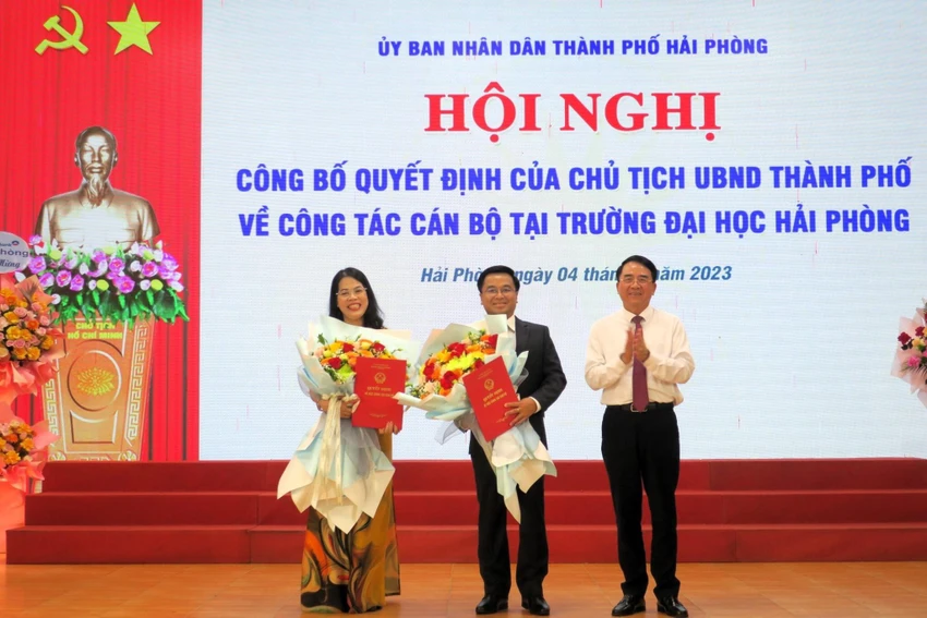 Ông Lê Khắc Nam, Phó Chủ tịch UBND thành phố Hải Phòng trao quyết định và tặng hoa chúc mừng bà Nguyễn Thị Hiên và ông Bùi Xuân Hải. Ảnh: AV