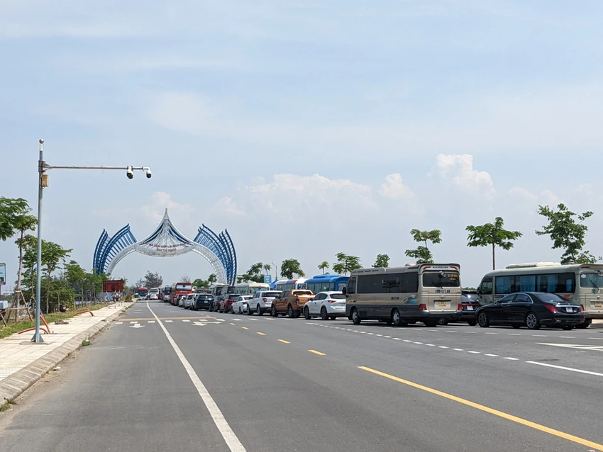 Đường vào bến phà Cái Viềng để di chuyển từ đảo Cát Bà về Hải Phòng hay xảy ra ùn tắc vào ngày cuối tuần. Ảnh: AV Đường vào bến phà Cái Viềng để di chuyển từ đảo Cát Bà về Hải Phòng hay xảy ra ùn tắc vào ngày cuối tuần. Ảnh: AV