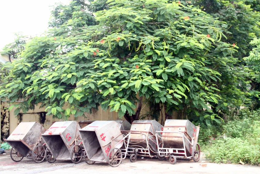 ....và làm nơi tập kết xe rác. Ảnh: Ngọc Sơn ....và làm nơi tập kết xe rác. Ảnh: Ngọc Sơn