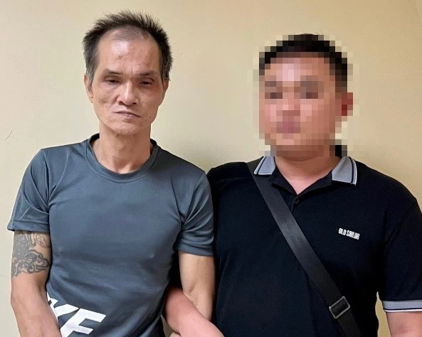 Vũ Văn Thắng (trái) bị bắt giữ sau 11 năm lẩn trốn. Ảnh: Cổng CAQN Vũ Văn Thắng (trái) bị bắt giữ sau 11 năm lẩn trốn. Ảnh: Cổng CAQN