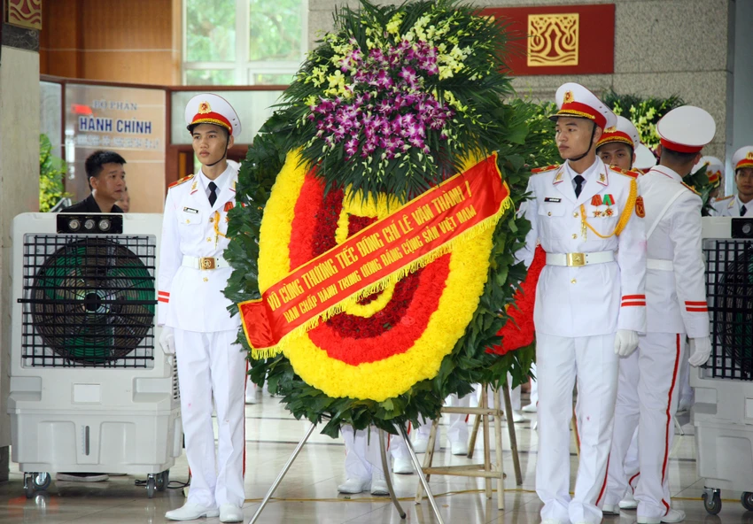 Vòng hoa viếng của Ban Chấp hành Trung ương Đảng Cộng sản Việt Nam. Ảnh: ANH VŨ Vòng hoa viếng của Ban Chấp hành Trung ương Đảng Cộng sản Việt Nam. Ảnh: ANH VŨ