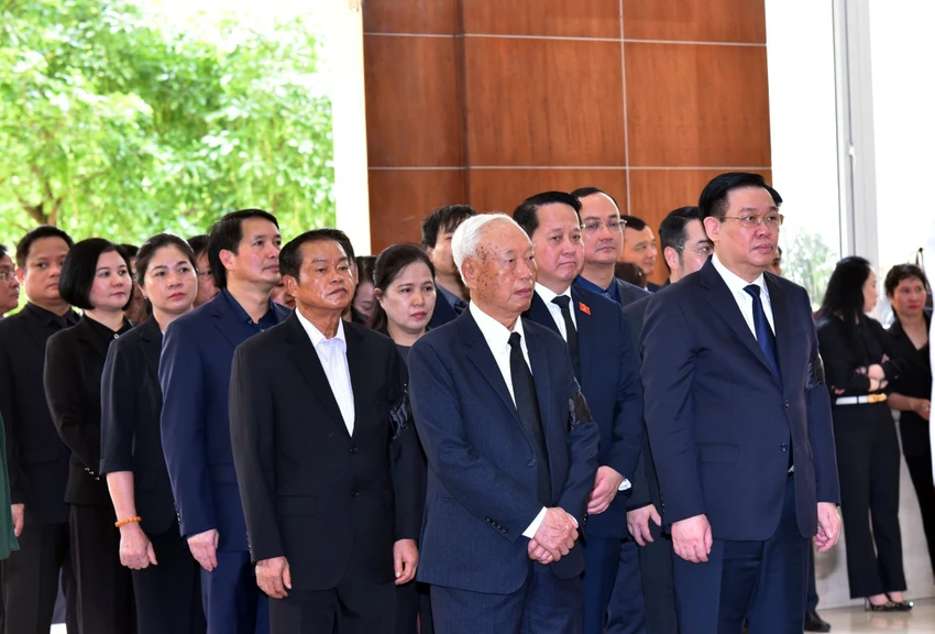 Đoàn Quốc hội do ông Vương Đình Huệ, Chủ tịch Quốc hội làm Trưởng đoàn vào viếng. Ảnh: ANH VŨ Đoàn Quốc hội do ông Vương Đình Huệ, Chủ tịch Quốc hội làm Trưởng đoàn vào viếng. Ảnh: ANH VŨ