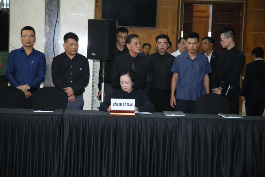 Thường trực Ban Bí thư, Trưởng Ban Tổ chức Trung ương Trương Thị Mai ghi sổ tang Phó Thủ tướng Lê Văn Thành. Ảnh: ANH VŨ Thường trực Ban Bí thư, Trưởng Ban Tổ chức Trung ương Trương Thị Mai ghi sổ tang Phó Thủ tướng Lê Văn Thành. Ảnh: ANH VŨ