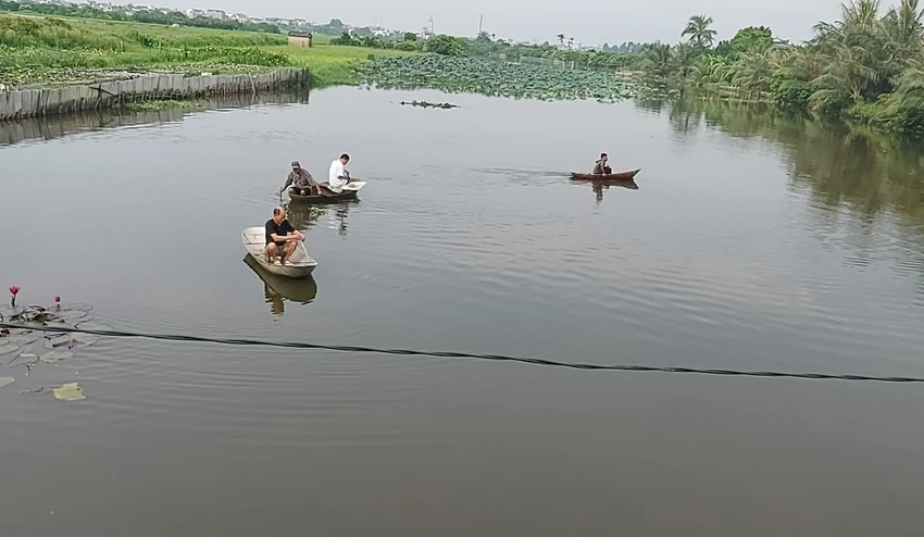 Người dân hỗ trợ tìm thi thể tại khu vực hai chú cháu đuối nước. Ảnh: ANH VŨ Người dân hỗ trợ tìm thi thể tại khu vực hai chú cháu đuối nước. Ảnh: ANH VŨ