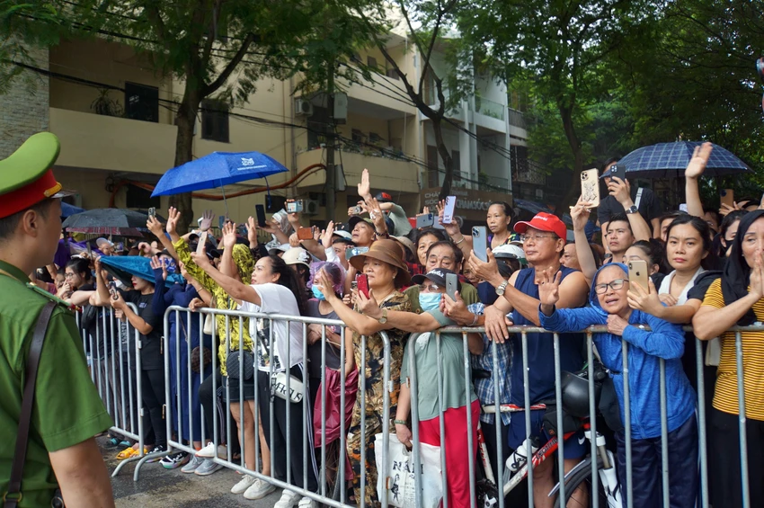 Người dân có mặt ở Trung tâm hội nghị TP Hải Phòng, đội mưa, tiễn biệt Phó Thủ tướng Lê Văn Thành. Ảnh: ANH VŨ Người dân có mặt ở Trung tâm hội nghị TP Hải Phòng, đội mưa, tiễn biệt Phó Thủ tướng Lê Văn Thành. Ảnh: ANH VŨ