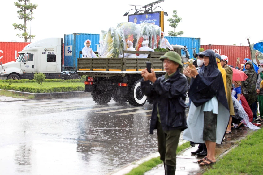 Nhiều người dân có mặt tại 2 bên đường linh xa đi qua để tiễn biệt Phó Thủ Tướng Lê Văn Thành. Ảnh: ANH VŨ Nhiều người dân có mặt tại 2 bên đường linh xa đi qua để tiễn biệt Phó Thủ Tướng Lê Văn Thành. Ảnh: ANH VŨ