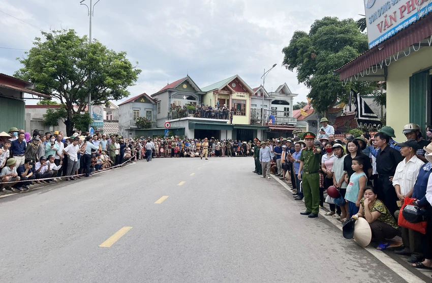 Tại quê nhà Vĩnh Bảo của Phó Thủ tướng Lê Văn Thành, trời không mưa, nhiều người dân có mặt từ sáng sớm để "chào đón" người con ưu tú của quê hương về với đất mẹ. Ảnh: ANH VŨ Tại quê nhà Vĩnh Bảo của Phó Thủ tướng Lê Văn Thành, trời không mưa, nhiều người dân có mặt từ sáng sớm để "chào đón" người con ưu tú của quê hương về với đất mẹ. Ảnh: ANH VŨ