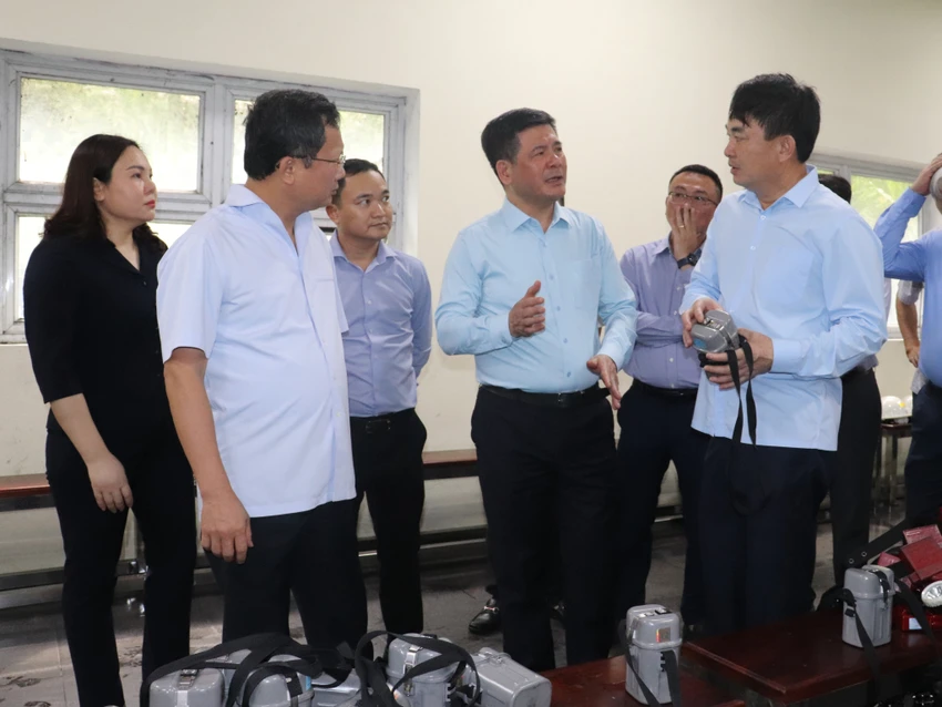 Bộ trưởng Bộ Công thương Nguyễn Hồng Diên làm việc với Công ty CP Than Vàng Danh Bộ trưởng Bộ Công thương Nguyễn Hồng Diên làm việc với Công ty CP Than Vàng Danh