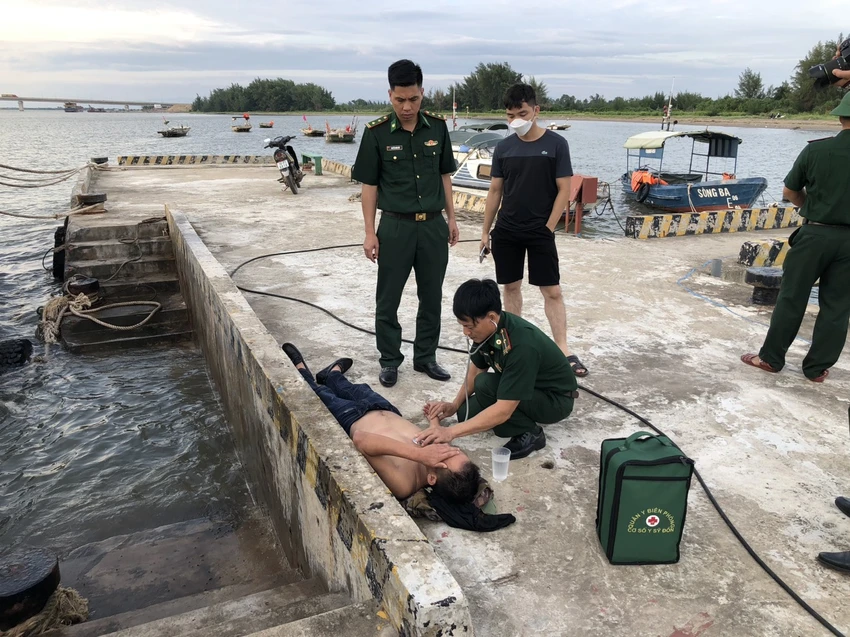 Sau khi cứu nạn thành công, quân y Đồn biên phòng Cát Hải tổ chức sơ cứu cho nạn nhân. Ảnh: Anh Vũ Sau khi cứu nạn thành công, quân y Đồn biên phòng Cát Hải tổ chức sơ cứu cho nạn nhân. Ảnh: Anh Vũ
