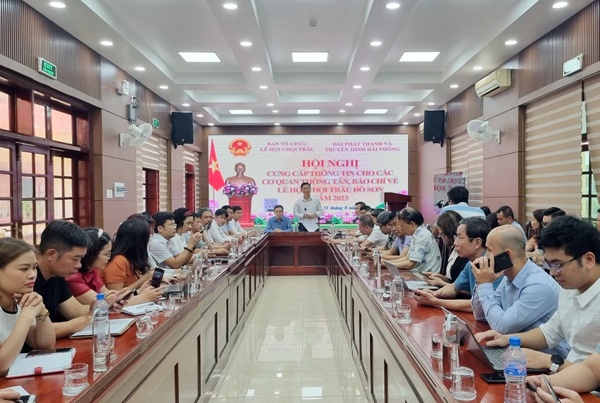 Ông Phạm Hoàng Tuấn, Phó Chủ tịch UBND quận Đồ Sơn, Trưởng ban tổ chức Lễ hội thông tin tại hội nghị. Ảnh: NGỌC SƠN Ông Phạm Hoàng Tuấn, Phó Chủ tịch UBND quận Đồ Sơn, Trưởng ban tổ chức Lễ hội thông tin tại hội nghị. Ảnh: NGỌC SƠN