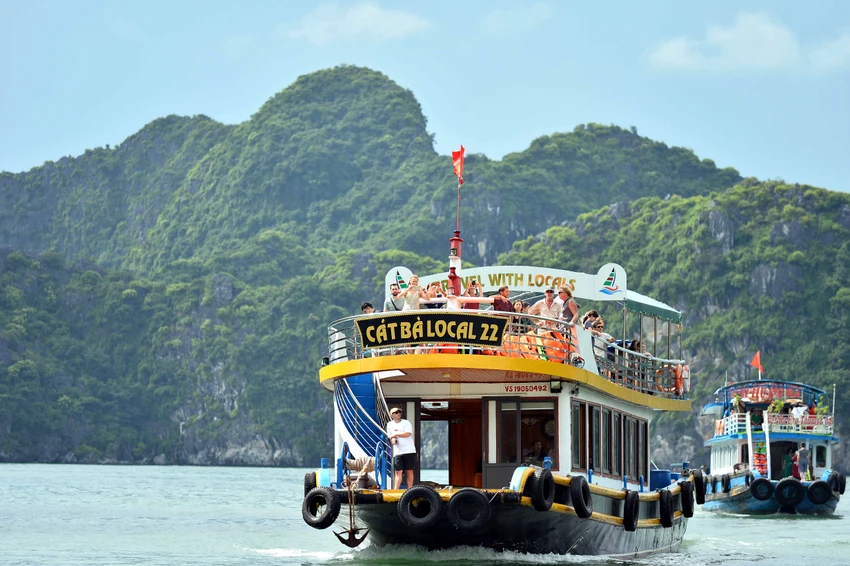 Du lịch Cát Bà tiếp tục hút khách trong dịp nghỉ lễ năm nay. Ảnh: Anh Vũ
