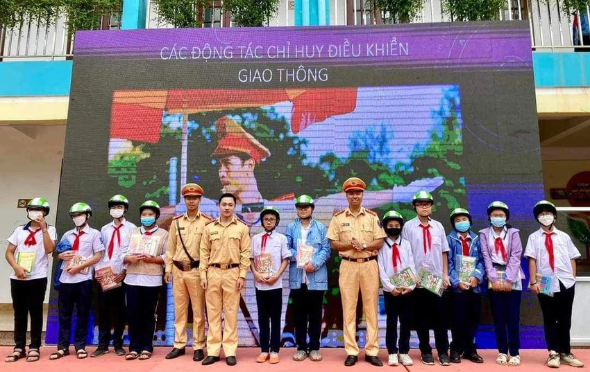 Công an Hải Phòng phổ biến luật giao thông đường bộ và tặng mũ bảo hiểm cho các em học sinh Công an Hải Phòng phổ biến luật giao thông đường bộ và tặng mũ bảo hiểm cho các em học sinh
