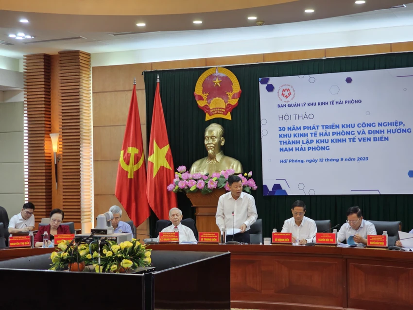 Ông Lê Trung Kiên, Trưởng Ban Quản lý Khu kinh tế Hải Phòng thông tin về Khu kinh tế ven biển Nam Hải Phòng. Ảnh: Anh Vũ Ông Lê Trung Kiên, Trưởng Ban Quản lý Khu kinh tế Hải Phòng thông tin về Khu kinh tế ven biển Nam Hải Phòng. Ảnh: Anh Vũ