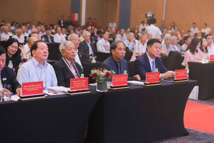 hoi-nghi-nha-van1.jpg