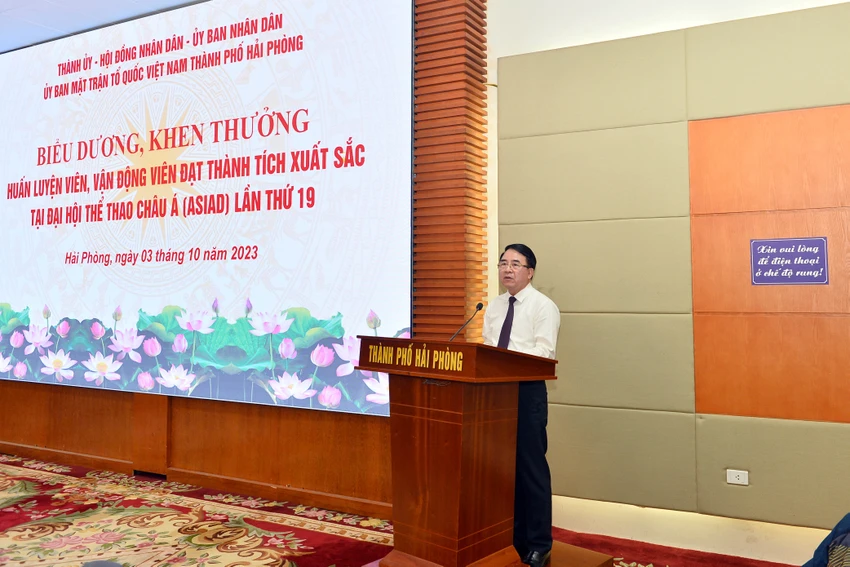 trao-thuong-pham-quang-huy2.JPG