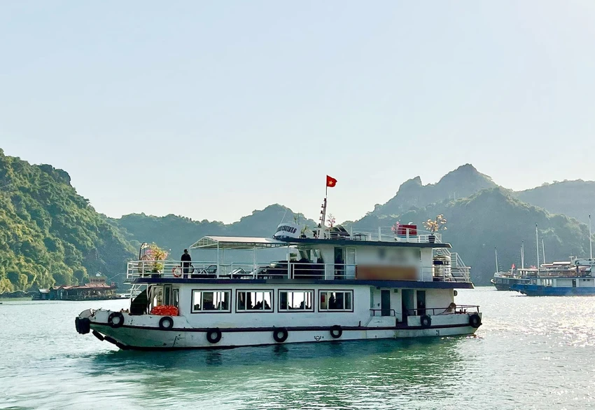 tau-tham-quan-vinh-CB.jpg
