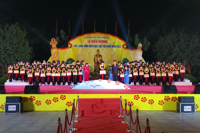 Hải Phòng tổ chức lễ biểu dương học sinh, sinh viên có thành tích xuất sắc, tiêu biểu