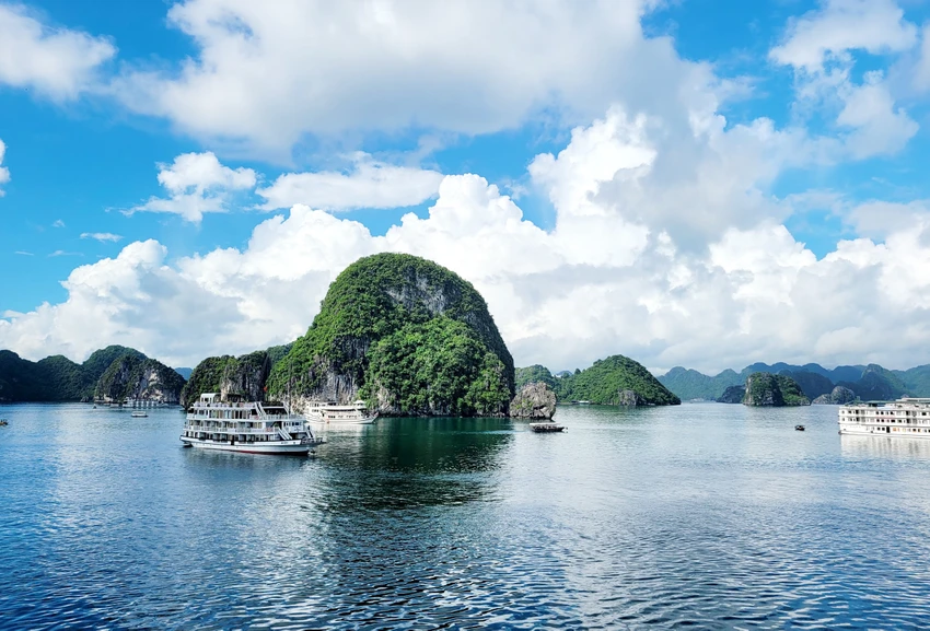 200 tỉ phú sẽ đến vịnh Hạ Long bằng du thuyền vào tháng 1-2025 tới đây. Ảnh minh họa: NGỌC SƠN