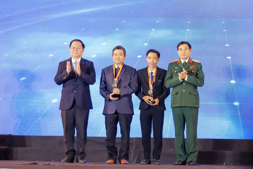 Đại tướng Phan Văn Giang và Trưởng ban Tuyên giáo Trung ương Nguyễn Trọng Nghĩa trao giải nhất cho hai tác giả đạt thành tích cao nhất tại Cuộc thi ảnh nghệ thuật “Tổ quốc bên bờ sóng” lần thứ 2