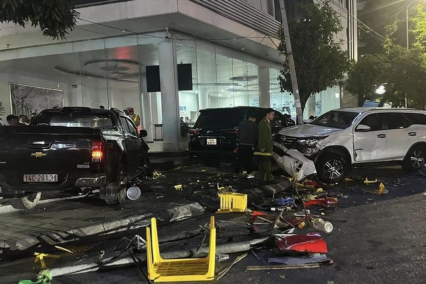 Hiện trường vụ đâm xe liên hoàn tại TP Móng Cái hôm 8-12