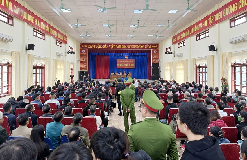hang-tram-nguoi-dan-theo-doi-vu-xet-xu-hai-ten-cuop-tiem-vang-ban-bi-thuong-truong-cong-an-xa-o-hai-duong-1-103.jpg