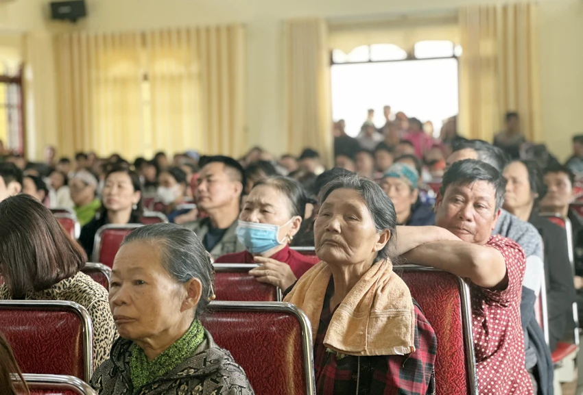hang-tram-nguoi-dan-theo-doi-vu-xet-xu-hai-ten-cuop-tiem-vang-ban-bi-thuong-truong-cong-an-xa-o-hai-duong-2-3962.jpg
