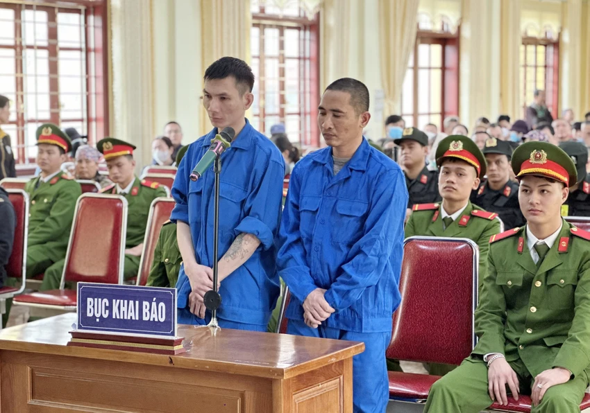 hang-tram-nguoi-dan-theo-doi-vu-xet-xu-hai-ten-cuop-tiem-vang-ban-bi-thuong-truong-cong-an-xa-o-hai-duong-3-223.jpg