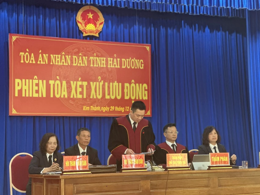 hang-tram-nguoi-dan-theo-doi-vu-xet-xu-hai-ten-cuop-tiem-vang-ban-bi-thuong-truong-cong-an-xa-o-hai-duong-4-3559.jpg