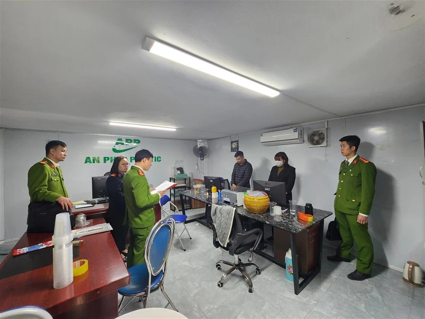 Cơ quan CSĐT Công an thành phố Hải Dương đã thi hành lệnh bắt bị can để tạm giam đối với Nguyễn Trung Kiên và Vũ Thị Oanh để điều tra tội trốn thuế