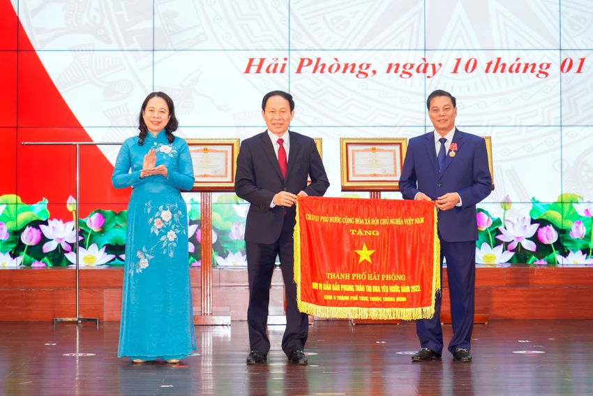 chu-tich-ubnd-hai-phong-duoc-trao-tang-huan-chuong-lao-dong-hang-ba-2.jpeg