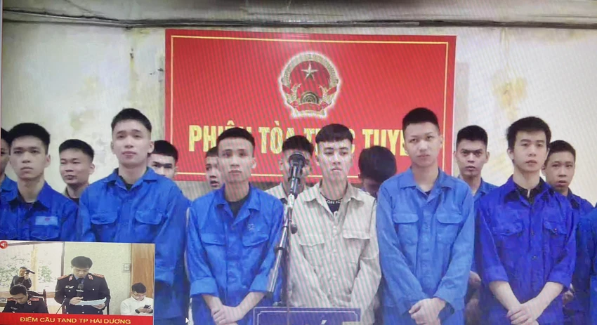 60-thanh-nien-danh-nhau-lam-loan-duong-pho-hai-duong-linh-an-2.jpg
