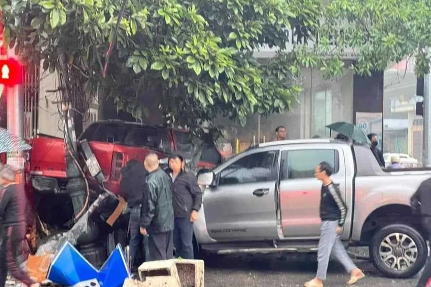 Xe bán tải đâm 3 người tử vong