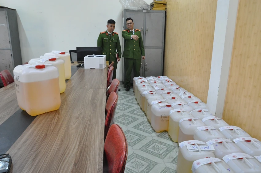 1000-lit-dung-dich-khong-ro-nguon-goc-dung-de-hut-thuoc-la-dien-tu-bi-phat-hien-1.jpeg