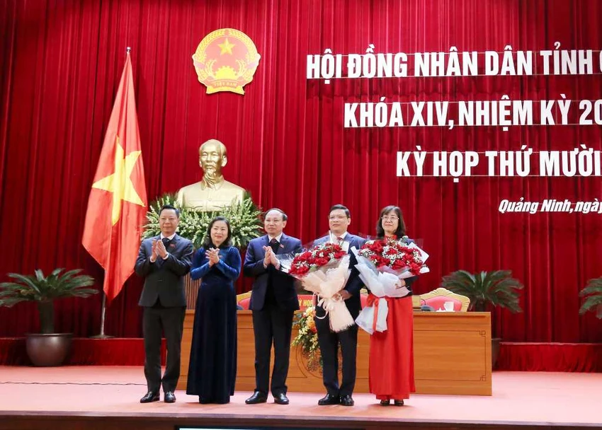 Chủ tọa kỳ họp tặng hoa chúc mừng ông Nghiêm Xuân Cường trúng cử chức vụ Phó Chủ tịch UBND tỉnh Quảng Ninh