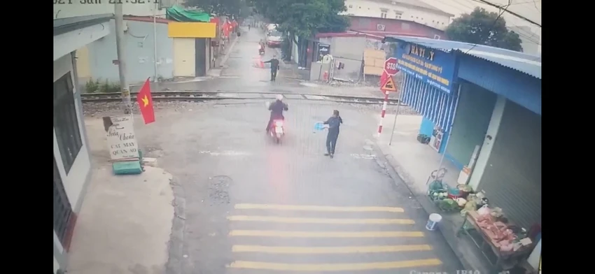 Tàu hoả va chạm với xe máy
